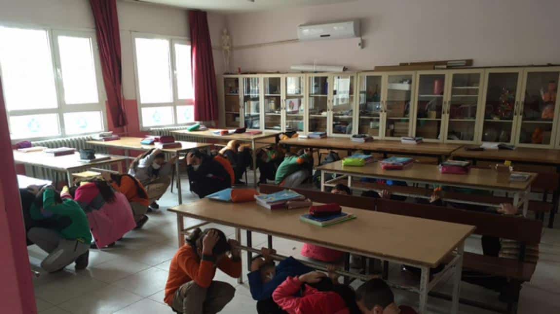 Deprem Haftası kapsamında Türkiye geneli tüm okullarda saat 11:30 itibariyle deprem tatbikatı yapıldı. 