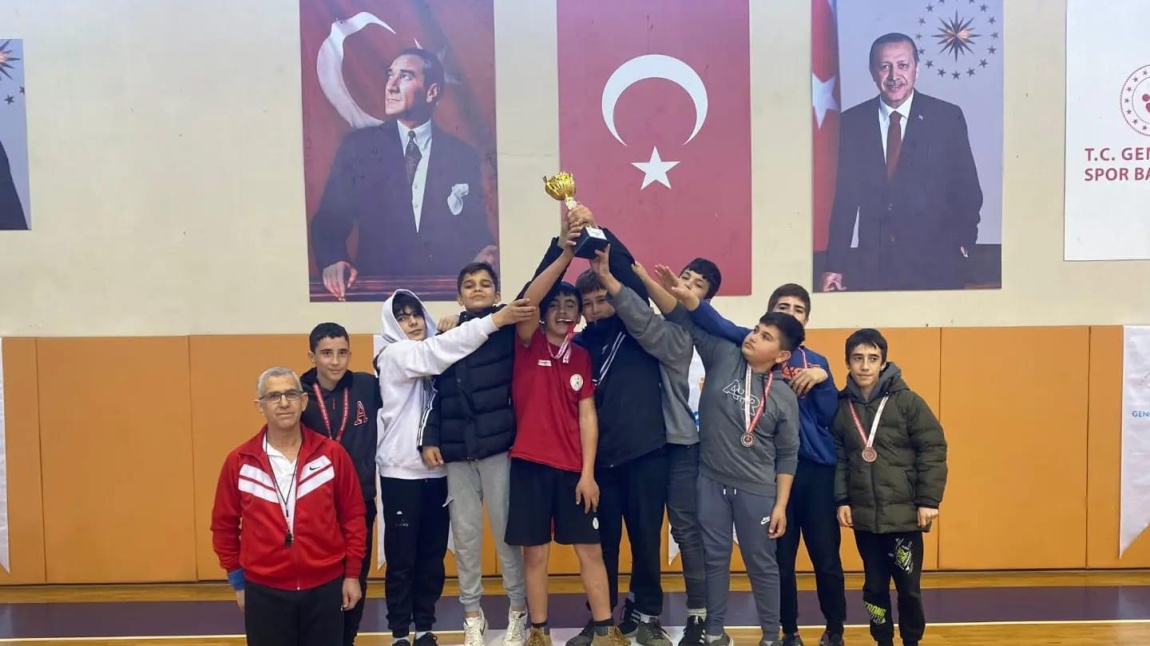 Okullar Arası Güreş Turnuvasında Hatipoğlu Mustafa Erdem Ortaokulu Rüzgarı Esti